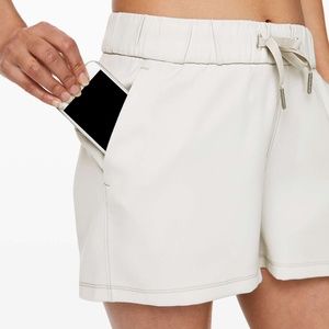 Lululemon On the Fly Short *Woven 2.5" Size 2